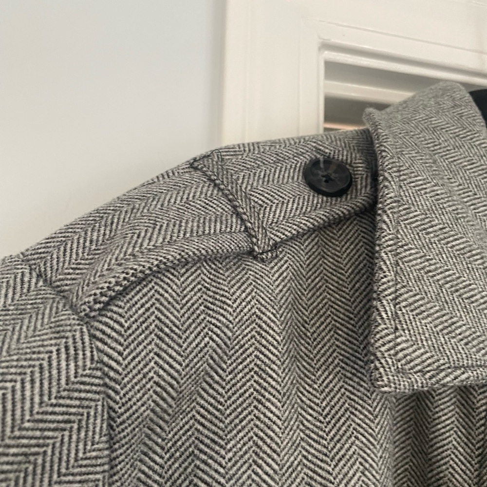 Coat in beautiful gray and black soft, warm fabric. Size Medium - Picture 8 of 8